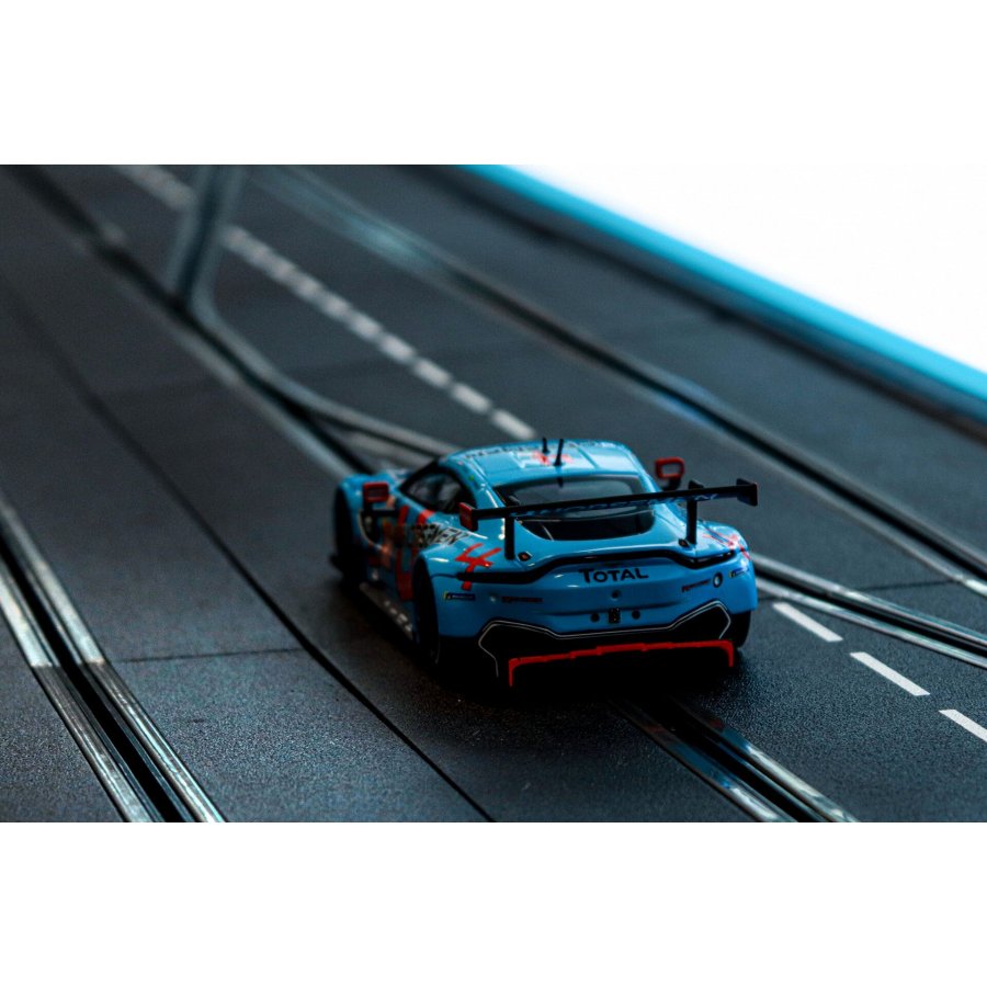 Carrera Digital 132     20031074 Aston-Martin Vantage GTE  No.33 #4