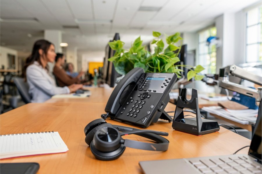 POLY Voyager 4320 headset med Microsoft Teams-certificering + BT700-adapter + ladestation #4